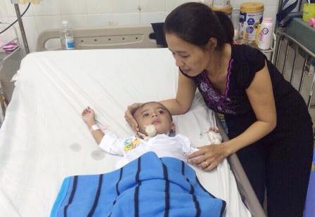 Bé gái bị gia đình chối bỏ đã nhận được gần 1,6 tỷ đồng - 2 
Day dứt, xót xa khi hay tin cháu gặp nạn, bà Hương đang chăm cháu mỗi ngày trên giường bệnh