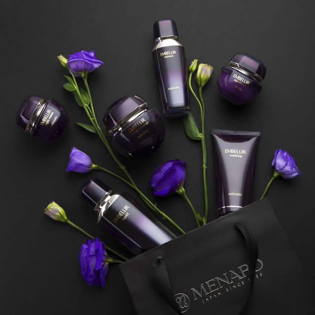 Dòng sản phẩm Embellir của Menard chính là nguồn cảm hứng cho Bộ Sưu tập Kim cương tím của NTK Hoàng Hải.