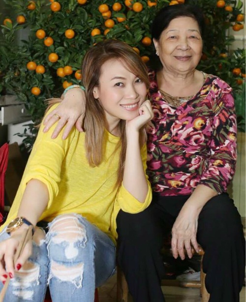 Ca sĩ Mỹ Tâm đăng ảnh ngồi bên mẹ chia sẻ: 8/3 là ngày cả quốc tế nhắc nhở chúng ta 364 ngày còn lại đều là dành yêu thương đến những người phụ nữ, nhất là mẹ yêu!.