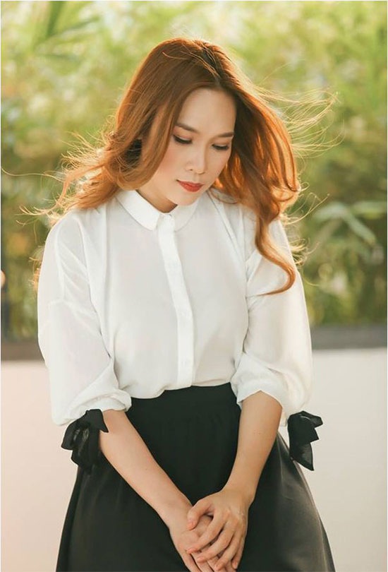Cùng diện sơ mi trắng giản dị, mỹ nhân Việt nào đẹp hút hồn nhất? - 14 Mỹ Tâm dịu dàng, tinh tế với áo sơ mi trắng với hai chiếc nơ tay kết hợp cùng chân váy đen.