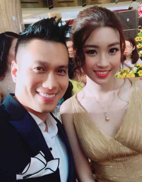 Bảo Thanh khoe thân hình thon gọn, Việt Anh lạ lẫm với ảnh cổ trang - 8
Diễn viên Việt Anh chụp ảnh tự sướng bên hoa hậu Việt Nam 2016 Mỹ Linh. Hoa hậu Mỹ Linh hài hước viết: Chuẩn bị đầu quân về Phan Thị. Sếp Hải có nhận không ạ?.