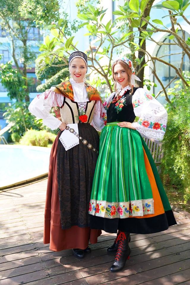 Những hình ảnh đầu tiên của Mỹ Linh tại cuộc thi Hoa hậu Thế giới 2017 - 8
Hoa hậu Slovenia (trái) và Hoa hậu Ba Lan