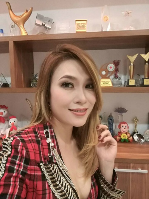 Trong một đêm diễn gần đây, Mỹ Tâm xuất hiện trong trang phục áo khoét cổ sâu táo bạo, cô chia sẻ về tình cảm khán giả và ca khúc mới được đón nhận: Hôm qua diễn nhiều cảm xúc quá... tự nhiên thấy xúc động... Chiều chủ nhật mà mưa chi làm phải mở lên nghe nữa... không lẽ nghiện thiệt ta?