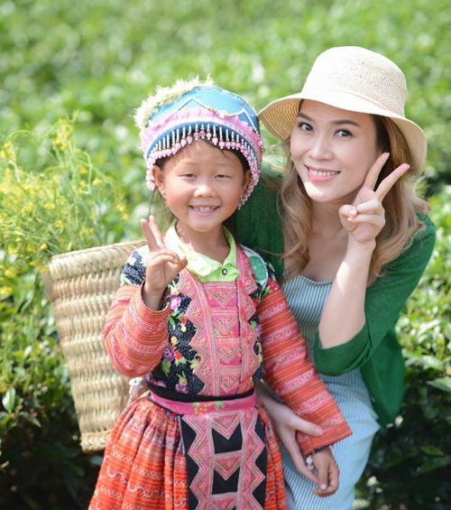 Tự Long làm thơ... xin lỗi vợ, Hà Hồ phủ nhận “cạch mặt” Mr Đàm - 15 Mỹ Tâm xin chụp cùng cô bé dân tộc dễ thương tại Tây Bắc