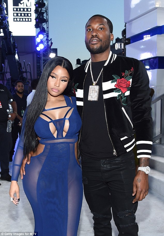 Nicki Minaj chia tay bạn trai kém 5 tuổi - 1
Sau nhiều đồn đoán của fans, ca sỹ gợi cảm Nicki Minaj đã chính thức xác nhận tin đồn cô chia tay bạn trai kém 5 tuổi Meek Mill sau 2 năm hò hẹn