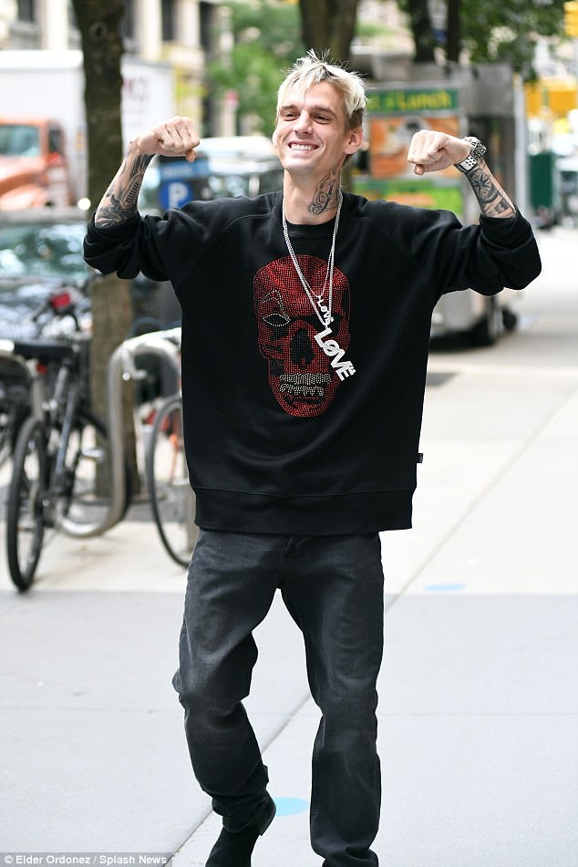 Aaron Carter cắt quan hệ với anh chị em - 1
Trong khi gia đình Aaron Carter rất lo lắng cho tình trạng sức khỏe của ca sỹ 29 tuổi thì anh này lại tuyên bố đã cắt quan hệ với các anh chị em ruột