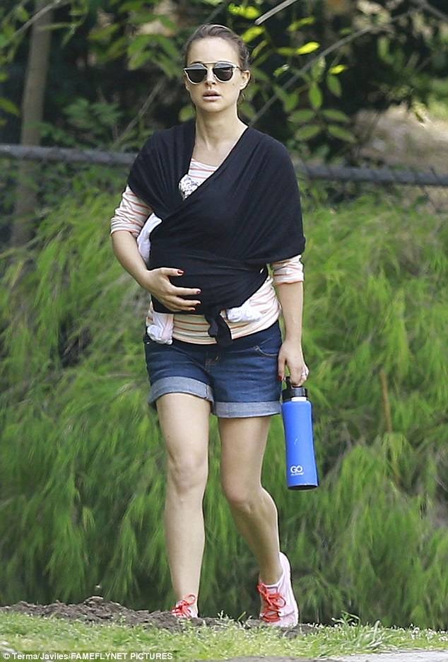 "Thiên nga đen" Natalie Portman địu con mới sinh ra phố - 1
Natalie Portman địu con gái Amalia hơn 1 tháng tuổi đi chơi tại công viên ở Los Angeles ngày 5/4 vừa qua