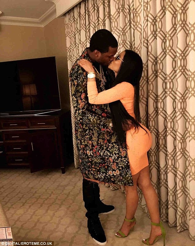 Nicki Minaj chia tay bạn trai kém 5 tuổi - 2
Ngôi sao xinh đẹp chia sẻ với fans tin này qua trang cá nhân. Nicki cho biết, thời gian tới cô sẽ dồn 100% tâm sức cho công việc