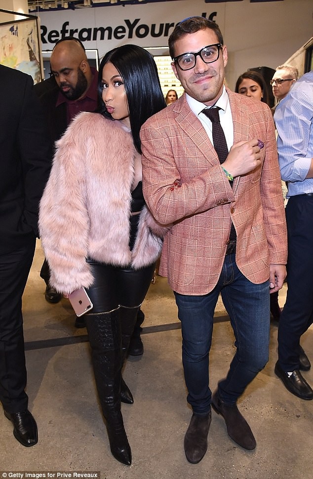 Nicki Minaj diện áo "lấp ló" vòng một - 2
Ca sỹ 35 tuổi diện chiếc áo hồng do chính mình cộng tác thiết kế cùng H&M