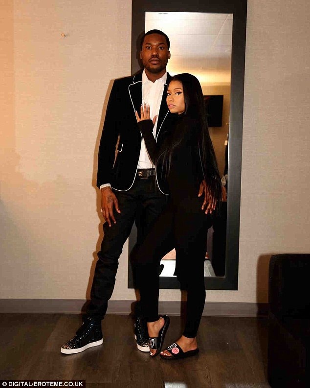 Nicki Minaj chia tay bạn trai kém 5 tuổi - 3
Nicki Minaj dừng up ảnh tình cảm với bạn trai Meek Mill từ 1 tháng nay và điều này khiến fans nghi ngờ mối quan hệ của đôi tình nhân đẹp trục trặc