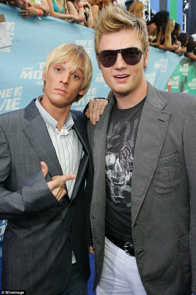 Aaron Carter cắt quan hệ với anh chị em - 2
Tôi không nói chuyện với họ nữa. Tôi chỉ giữ quan hệ với mẹ đẻ. Mối quan hệ giữa 2 mẹ con tôi hoàn toàn ổn, Aaron Carter nói (trong ảnh, Aaron Carter và anh trai Nick ngày còn thân thiết)