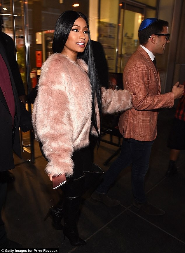 Nicki Minaj diện áo "lấp ló" vòng một - 5
Nicki Minaj là một trong những nghệ sỹ chăm chỉ nhất Hollywood năm vừa qua