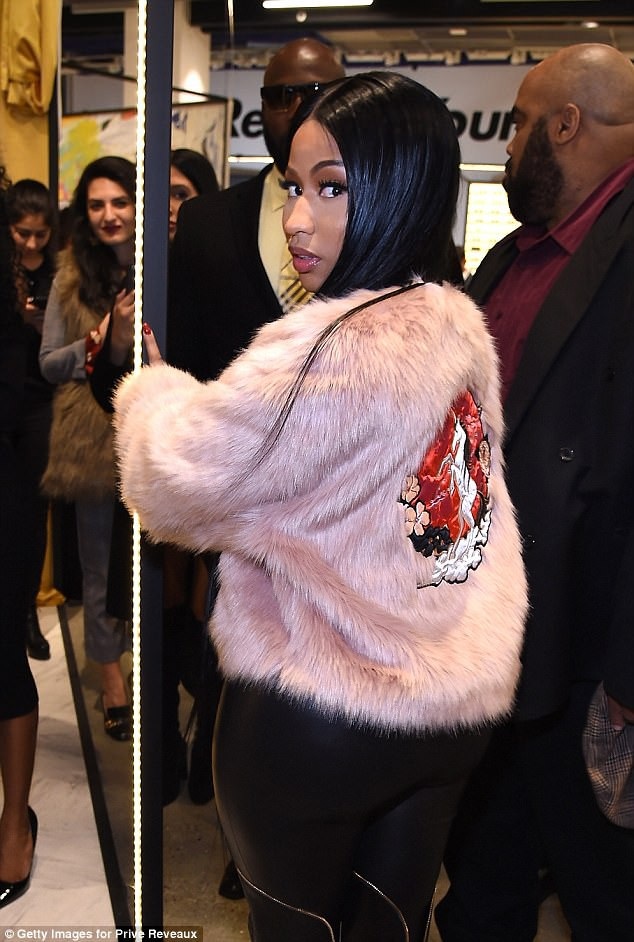 Nicki Minaj diện áo "lấp ló" vòng một - 6
Cô hoạt động tích cực trong nhiều lĩnh vực như thời trang, âm nhạc, công tác xã hội