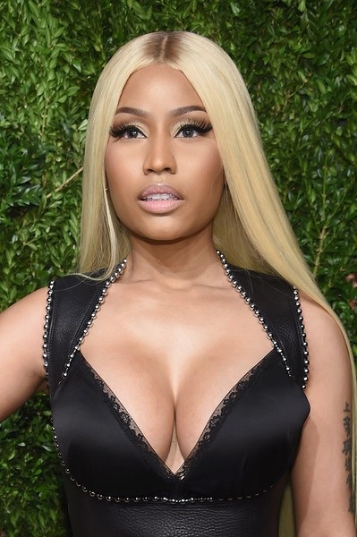 Nicki Minaj diện áo "lấp ló" vòng một - 8
Trang phục cô chọn đều nóng bỏng và táo bạo
