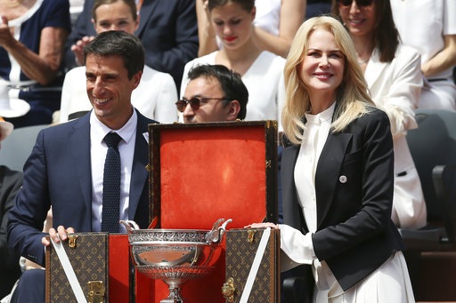 Khoảnh khắc ấn tượng trong lần thứ 10 Nadal vô địch Roland Garros - 1
Chiếc cúp vô địch Roland Garros chờ sẵn người vô địch. Cuộc chiến cuối cùng ở nội dung đơn nam là giữa Nadal và Wawrinka