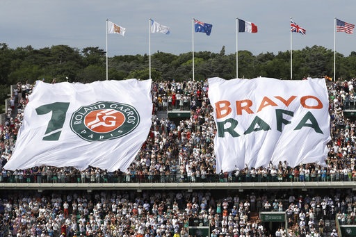 Khoảnh khắc ấn tượng trong lần thứ 10 Nadal vô địch Roland Garros - 2
Các cổ động viên của Nadal kéo tấm banner tung hô anh, mong anh vươn tới lần thứ 10 vô địch giải Grand Slam trên mặt sân đất nện