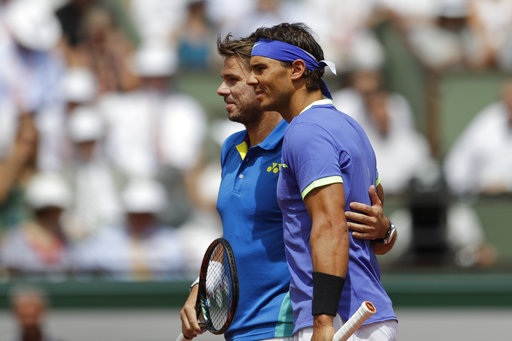 Khoảnh khắc ấn tượng trong lần thứ 10 Nadal vô địch Roland Garros - 3
Nadal và Wawrinka tươi cười đứng cạnh nhau để chụp hình trước trận chung kết. Trước trận đấu, Wawrinka nói rằng, phải đối đầu với Nadal ở mặt sân đất nện là thử thách khó khăn nhất trong bộ môn tennis. Trong khi đó Nadal cho biết anh không quan tâm đến việc có hoàn thành La Decima và đi vào lịch sử hay không, mà điều quan trọng nhất là anh có chơi tốt hay không