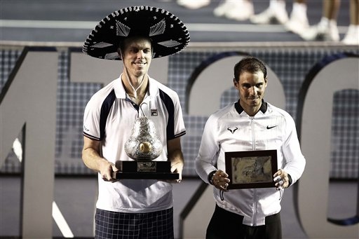 Thua Querrey, Nadal về nhì ở Acapulco - 1
Querrey (trái) và Nadal (phải) trong lễ trao giải của Acapulco