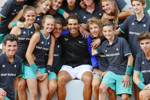 Khoảnh khắc ấn tượng trong lần thứ 10 Nadal vô địch Roland Garros - 12
Nadal chụp chung hình lưu niệm với các cổ động viên