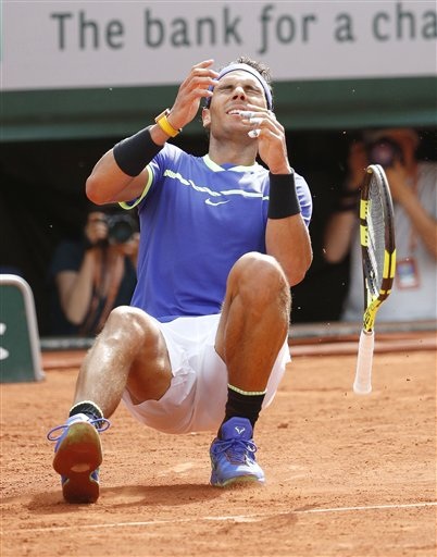 Khoảnh khắc ấn tượng trong lần thứ 10 Nadal vô địch Roland Garros - 6
Nadal buông vợt nằm xuống sân sau cú đánh hỏng của Wawrinka và kết thúc trận đấu, anh thắng 6-2 6-3 6-1 sau 2 giờ 07 phút thi đấu