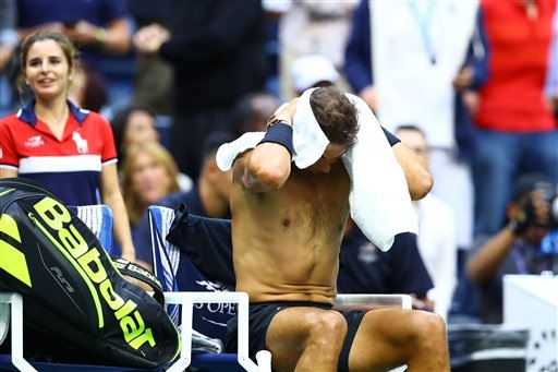 
Những game đấu căng thẳng toát mồ hôi khiến Nadal phải thay áo ở giữa trận
