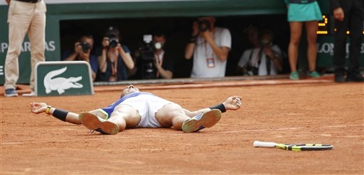 Khoảnh khắc ấn tượng trong lần thứ 10 Nadal vô địch Roland Garros - 8
Niềm hạnh phúc của Nadal khi được nằm xuống sân ở Roland Garros