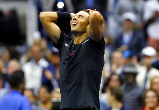 
Tay vợt người Tây Ban Nha ôm đầu mừng đã chiến thắng
