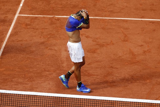 Khoảnh khắc ấn tượng trong lần thứ 10 Nadal vô địch Roland Garros - 10
Nadal đứng dậy sau phút xúc động, anh vẫn tiếp tục ôm đầu như chưa thể tin rằng thành công lại đến với mình. Nadal thi đấu không tốt trong hai năm qua và đây mới là danh hiệu lớn đầu tiên của anh kể từ Pháp mở rộng 2014