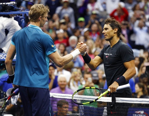 
Anderson (trái) bắt tay Nadal (phải) sau khi trận đấu kết thúc
