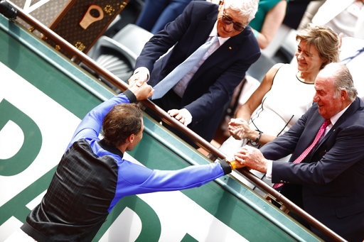 Khoảnh khắc ấn tượng trong lần thứ 10 Nadal vô địch Roland Garros - 11
Nadal nhận lời chúc mừng của Vua Tây Ban Nha - Juan Carlos (phải)