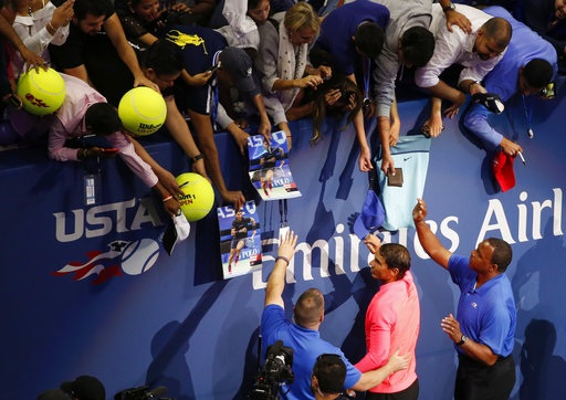 
Nadal tới cho chữ ký người hâm mộ
