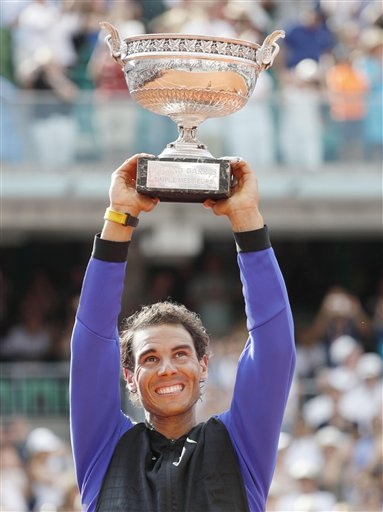 Khoảnh khắc ấn tượng trong lần thứ 10 Nadal vô địch Roland Garros - 13
Chiếc cúp vô địch thứ 10 của Nadal ở Roland Garros