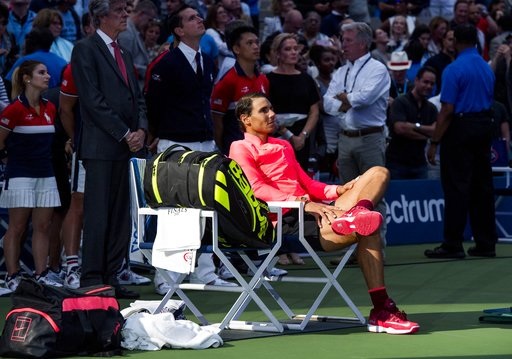 
Khoảnh khắc đợi chờ lên nhận cúp vô địch, Nadal tỏ ra rất thoải mái
