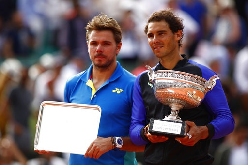 Khoảnh khắc ấn tượng trong lần thứ 10 Nadal vô địch Roland Garros - 14
Wawrinka (trái) và Nadal (phải) nhận các danh hiệu tại Roland Garros. Người vô địch nhận được cúp bạc, người về nhì nhận đĩa bạc. Như vậy, Wawrinka cũng đã lần đầu tiên thua ở chung kết Grand Slam, trước đây anh thắng cả ba lần