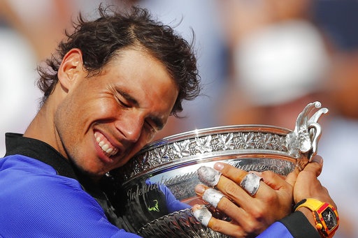 Khoảnh khắc ấn tượng trong lần thứ 10 Nadal vô địch Roland Garros - 15
Niềm hạnh phúc của Nadal bên chiếc cúp vô địch phải đợi chờ quá lâu để có được