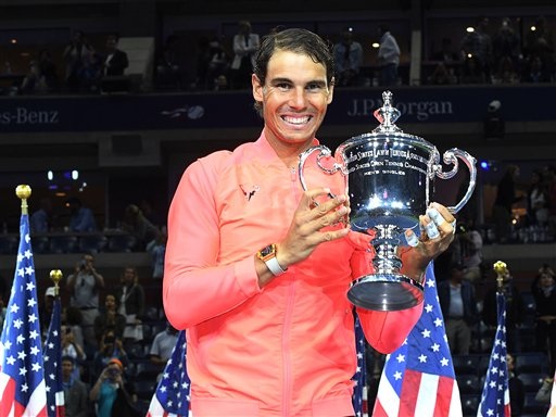 
Nadal và chiếc cúp vô địch Mỹ mở rộng lần thứ ba. Trước đó anh vô địch vào các năm 2010 và 2013
