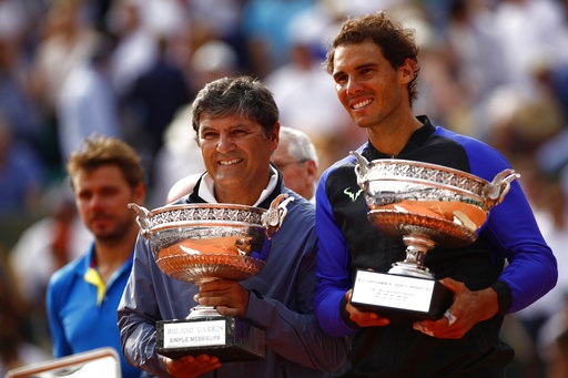 Khoảnh khắc ấn tượng trong lần thứ 10 Nadal vô địch Roland Garros - 16
HLV Toni Nadal và cũng là chú của Rafael Nadal cầm chiếc cúp ăn La Decima chia vui với tay vợt hạt giống số 4
