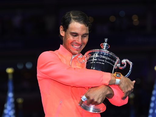 
Hành động ôm cúp vô địch quen thuộc của Nadal...
