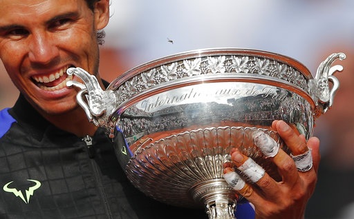 Khoảnh khắc ấn tượng trong lần thứ 10 Nadal vô địch Roland Garros - 17
Hành động cắn cúp quen thuộc của Nadal