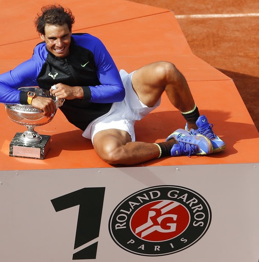 Khoảnh khắc ấn tượng trong lần thứ 10 Nadal vô địch Roland Garros - 18
Tay vợt người Tây Ban Nha tạo dáng khoe cúp trước các phóng viên ảnh ở bục chiến thắng