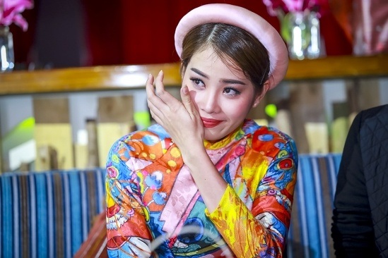 Tuổi thơ cơ cực mưu sinh, nuôi heo, ở nhà dột của dàn Hoa hậu Việt - 6 Nam Em từng bật khóc khi kể về tuổi thơ nuôi heo, cắt rau,... tất bật mưu sinh.