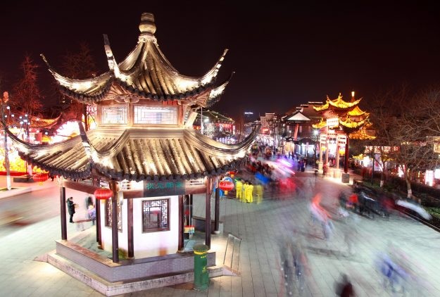 Thế giới tưng bừng đón năm mới Đinh Dậu - 11 Thành phố Nam Kinh, Trung Quốc rực rỡ trong ánh đèn về đêm (Ảnh: China Daily)