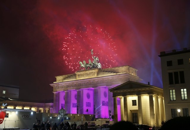 Pháo hoa rợp trời châu Âu chào đón năm mới 2017 - 21
Cổng thành Brandenburg dưới ánh sáng của hàng ngàn bông pháo hoa trong thời khắc chuyển giao năm cũ và mới (Ảnh: Reuters)