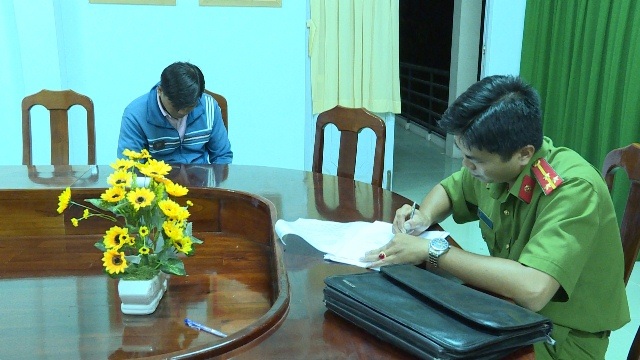 Thượng úy công an “dỏm” bị phạt hành chính 3 triệu đồng - 1 Nguyễn Nhựt Nam cúi gục xuống khi PV chụp ảnh