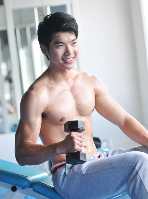 Những sao nam sở hữu body vạm vỡ, "hút mắt" nhất showbiz Việt - 13 Trương Nam Thành cho biết, để có thể duy trì sức khỏe và vẻ đẹp cơ thể của mình, anh đã rất chịu khó “giam mình” trong phòng tập và tranh thủ tập gym trong những điều kiện có thể.