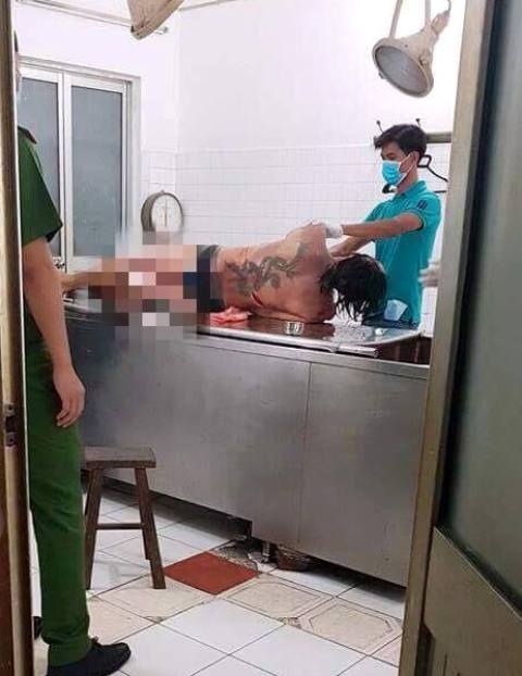 Nam thanh niên bị bắn, chém tử vong khi đang ngồi uống cà phê - 1 Lực lượng chức năng tiến hành khám nghiệm tử thi