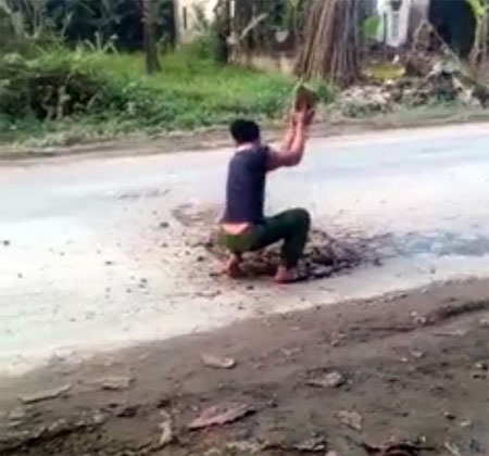 
Anh Hoàng quyết tự mình vá đường.
