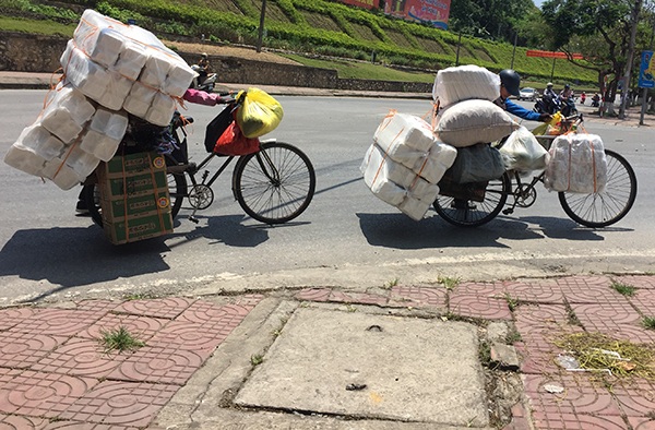 Người dân vùng cao cũng quay quắt trong nắng nóng kỷ lục - 3
Những người cửu vạn chở hàng từ cửa khẩu về thành phố Lào Cai kiệt sức dưới nắng nóng.