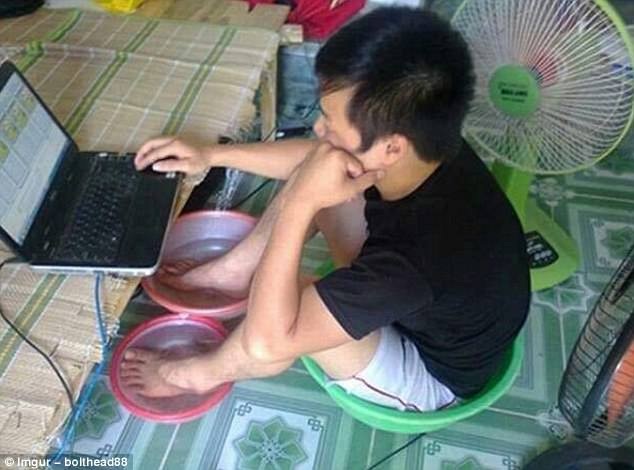 Muôn kiểu "giải nhiệt mùa hè" không thể nhịn cười - 3 Phòng trọ oi nóng khiến một sinh viên người Việt phải tự giải nhiệt khắp mọi bộ phận trên cơ thể.