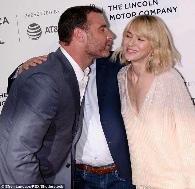 Naomi Watts vui vẻ khi gặp lại tình cũ - 2
Tham dự sự kiện này, diễn viên 49 tuổi đã có dịp tái ngộ bạn trai cũ Liev Schreiber